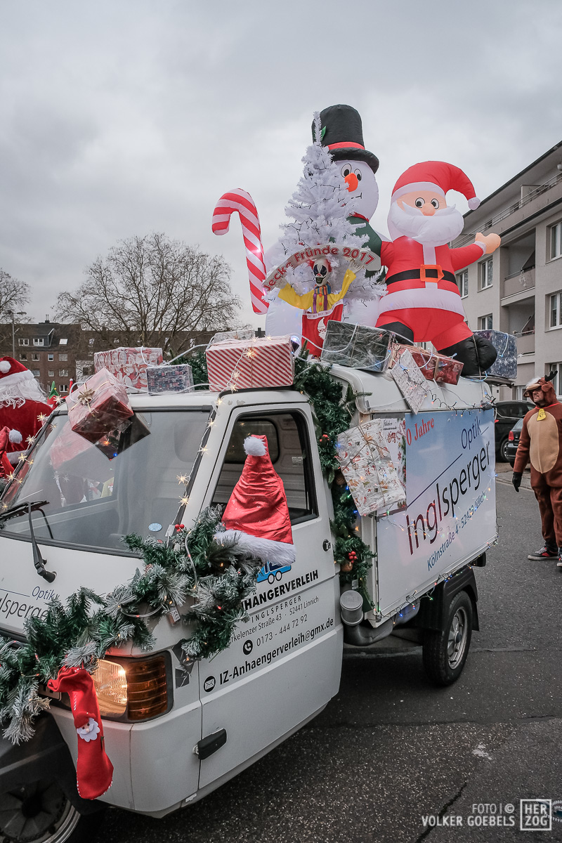 Leuchtende Kostüme bei der Weihnachtsparade 2024