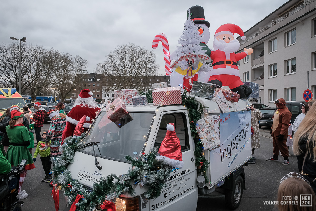 Weihnachtlich geschmückte Paradegruppe