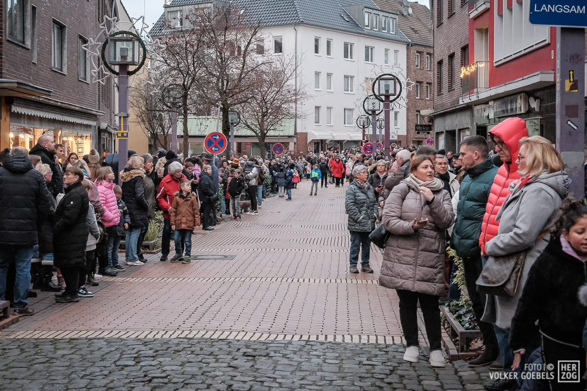 Lichter und weihnachtliche Figuren der Parade