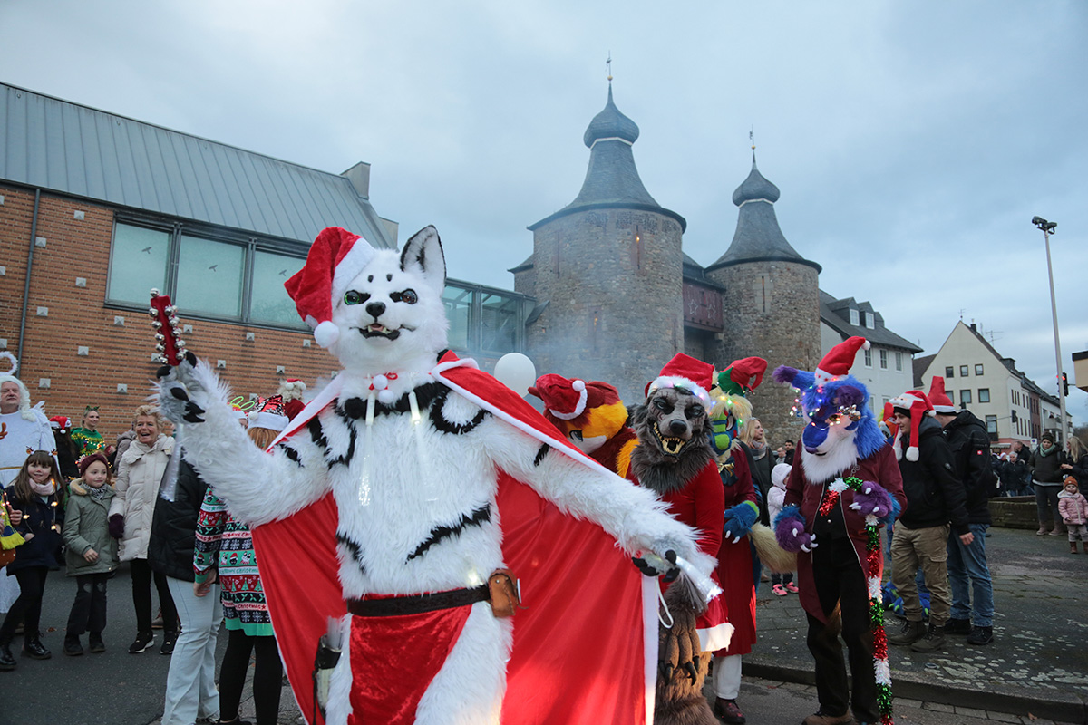 Paradegruppe in festlicher Beleuchtung