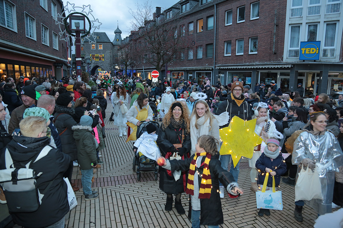 Impression 40 der ersten Jülicher Weihnachtsparade 2024