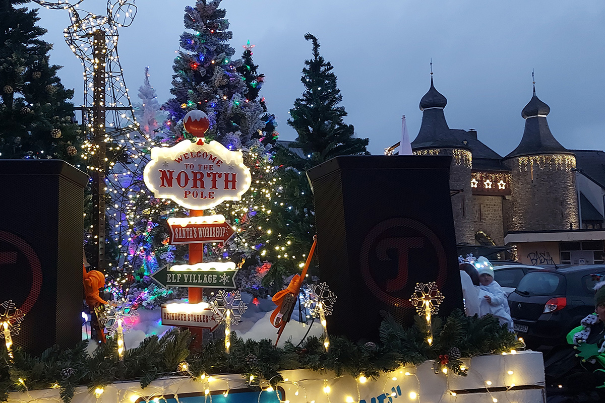 Besucher und Aktive bei der Weihnachtsparade